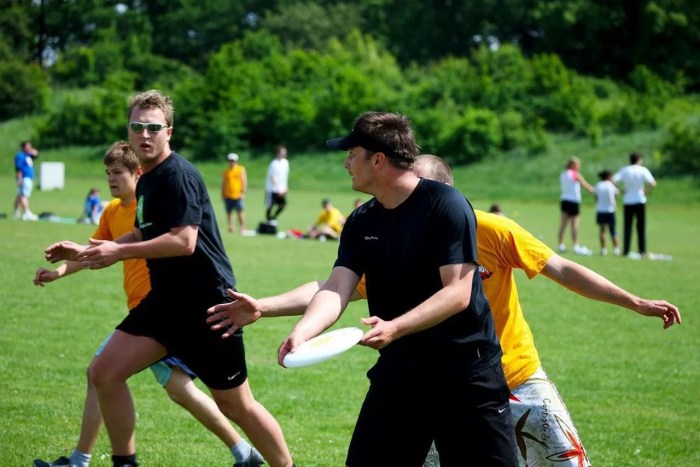 Name three differences between flag football and ultimate frisbee.