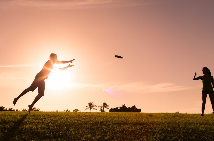 Name three differences between flag football and ultimate frisbee.